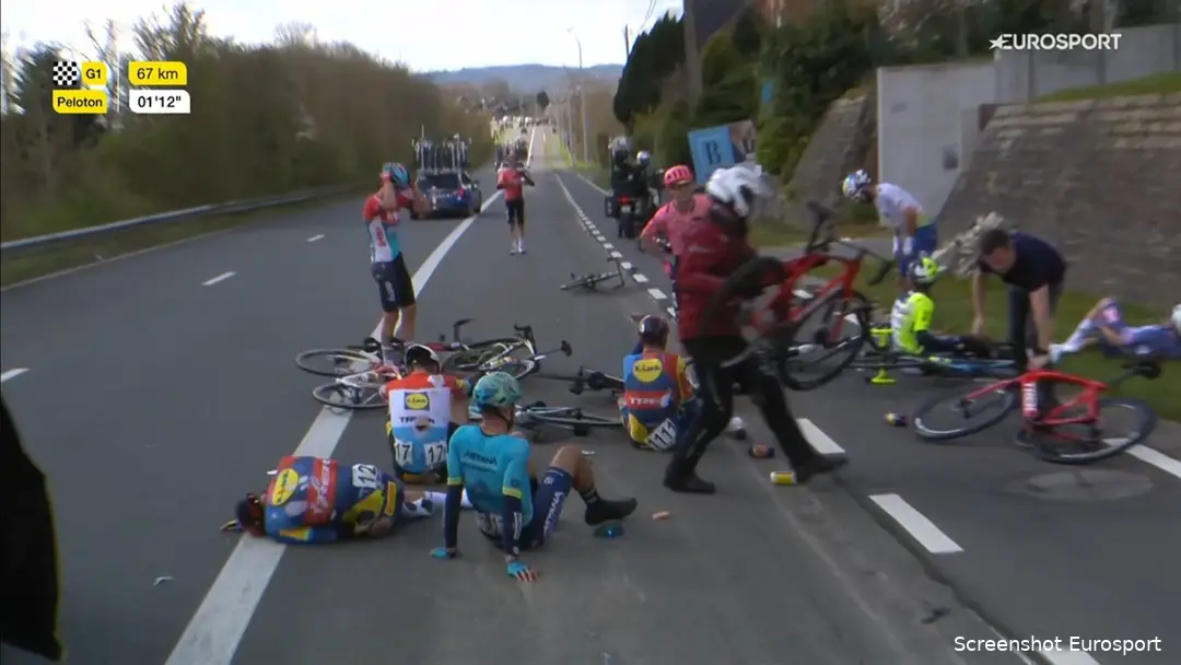 Three Lidl-Trek riders involved in major crash at Dwars door Vlaanderen, including team leader Mads Pedersen