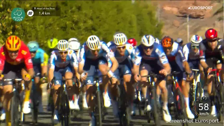 Eekhoff looks over his shoulder and lets Welten and Van Uden pass.