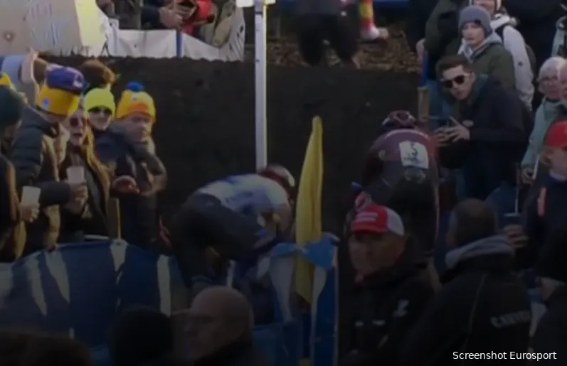 The moment Thibau Nys crashes in the finale...