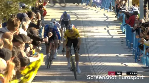 Van Aert zette volle bak aan in de zevende ronde, enkel Van der Poel volgde. Het duo zou echter weer gezelschap krijgen van Sweeck.