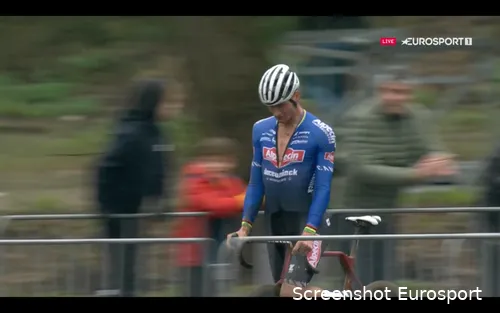 Van der Poel die in de veldrit in Koksijde zijn rug rekt. 2022 was niet het makkelijkste jaar uit de carrière van de Nederlander.&nbsp;