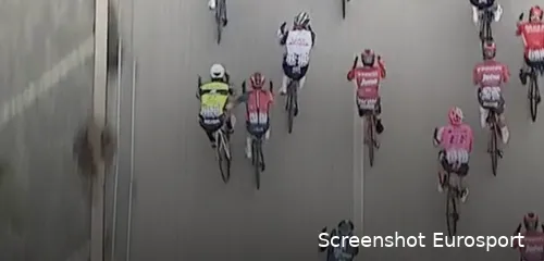 Pidcock steekt zijn hand uit om&nbsp;Mendonça aan de kant te schuiven