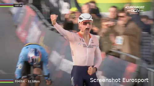 Van der Poel op het WK veldrijden met zijn specialiteit: een korte sprint beginnen aan lage snelheid. 'Dan is hij eigenlijk niet te kloppen', aldus Philipsen.