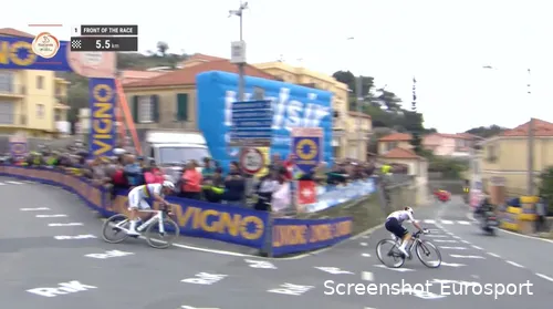 Pogacar samen met Van der Poel in de afdaling van de Poggio (2024)