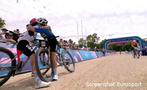 <i>Het beeld van de middag: een moegestreden Puck Pieterse passeert de nummer twee en drie in de wedstrijd</i>