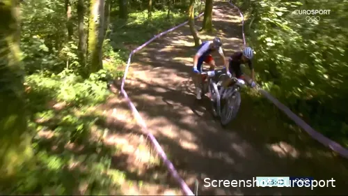 Het moment dat Koretsky (links) en Pidcock (rechts) elkaar raken