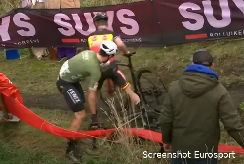 One more time the particular moment: Iserbyt (right) kicks on Ryan Kamp's bike (left) in Beringen (Belgium)