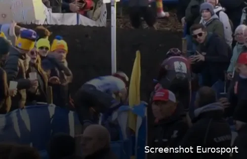 The moment Thibau Nys crashes in the finale...