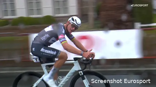Op de Oude Kwaremont snelde Van der Poel weg bij Pedersen en Ganna