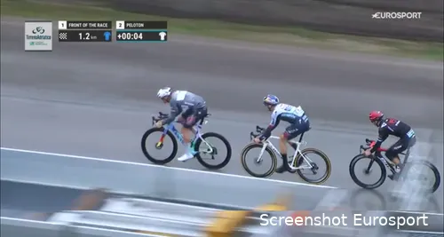 Tim van Dijke (center) in Tirreno