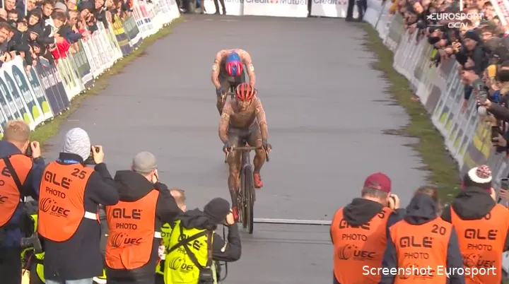 Van der Haar crossed the line ahead of Ronhaar.
