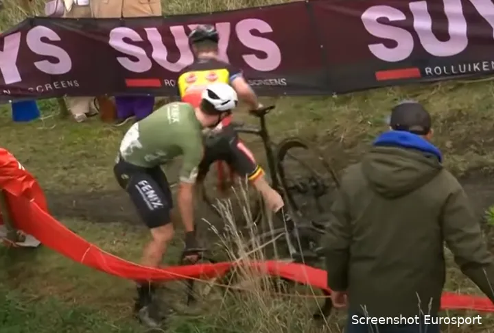 One more time the particular moment: Iserbyt (right) kicks on Ryan Kamp's bike (left) in Beringen (Belgium)