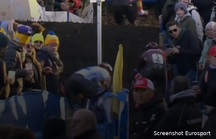 The moment Thibau Nys crashes in the finale...
