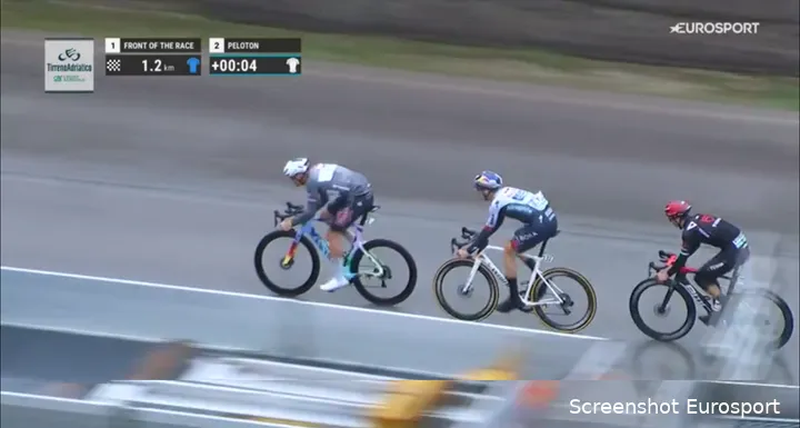 Tim van Dijke (center) in Tirreno