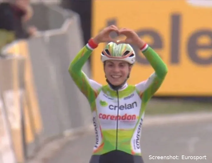 Sara Casasola, haciendo el gesto del corazón tras ganar una carrera