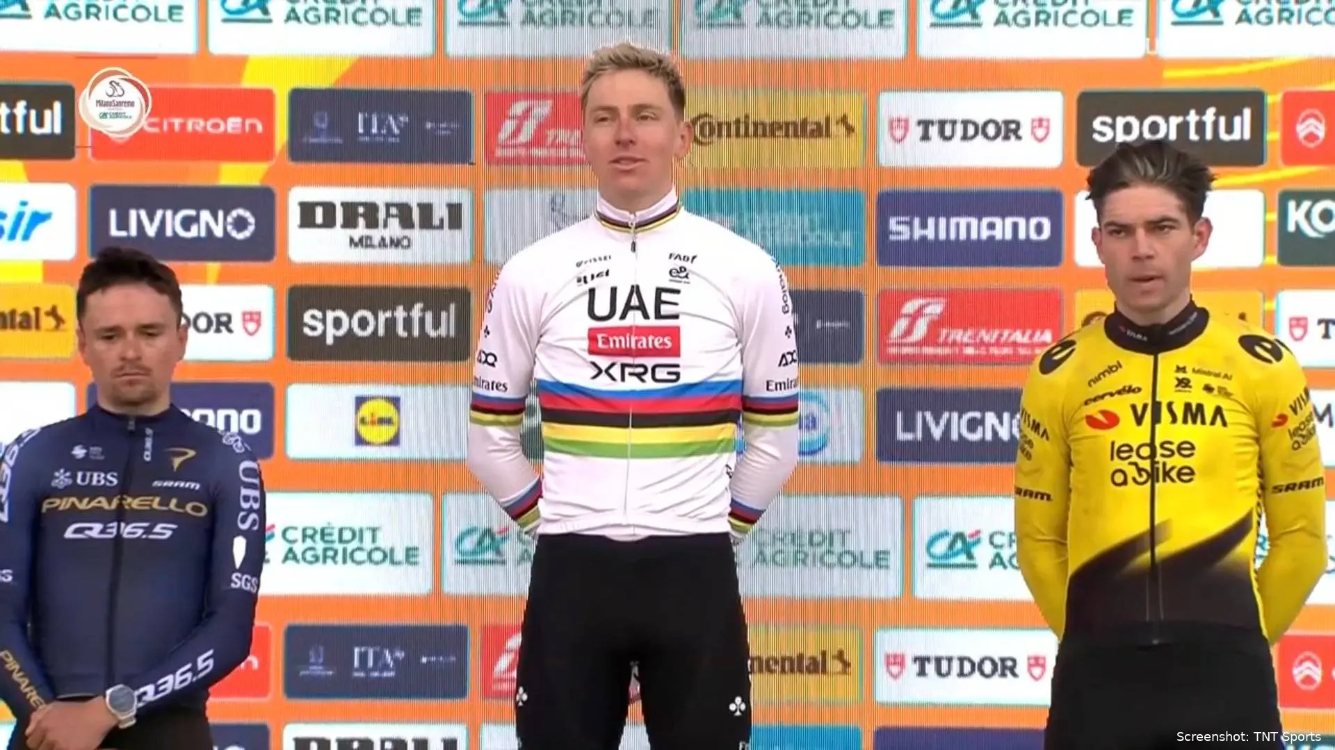 Tom Pidcock, Tadej Pogacar en Wout van Aert op het podium van Milano-Sanremo 2026