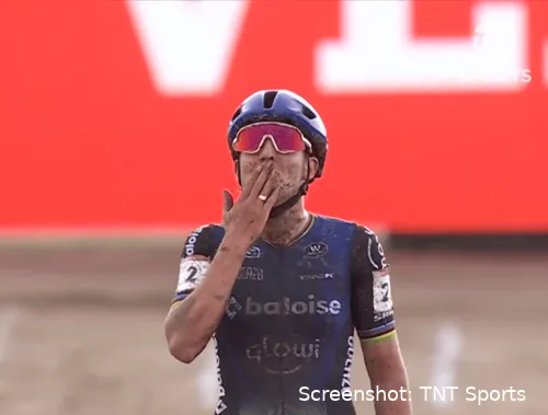 Lucinda Brand, celebrando su victoria en la Copa del Mundo de Terralba