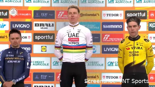 Tom Pidcock, Tadej Pogacar en Wout van Aert op het podium van Milano-Sanremo 2026