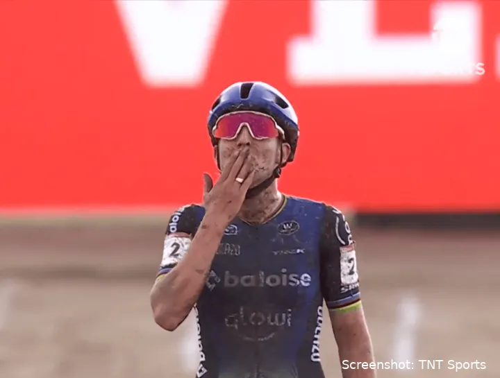 Lucinda Brand, celebrando su victoria en la Copa del Mundo de Terralba