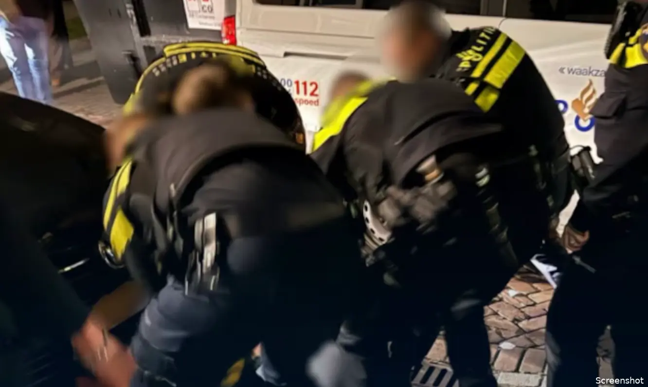 man wurgt politiehond1