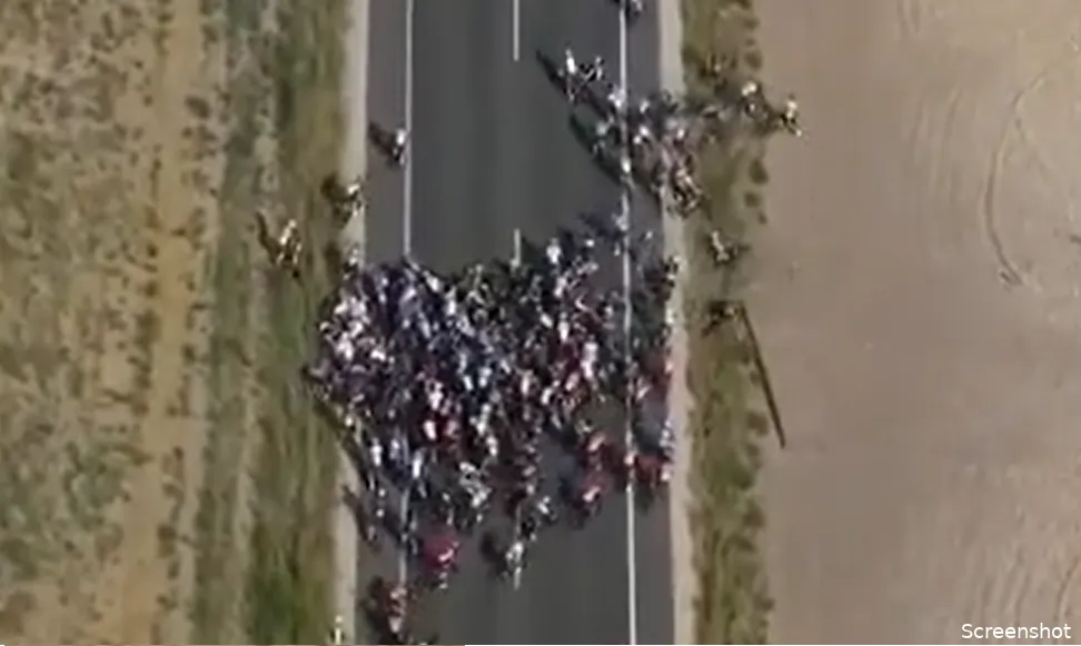 vuelta crash