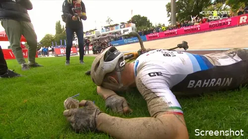 Colbrelli schreeuwt het uit en huilt als hij Parijs-Roubaix heeft gewonnen.&nbsp;