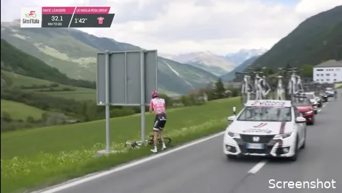 Dumoulin moet langs de kant van de weg een noodstop maken.