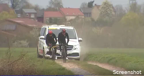 Tadej Pogacar bij zijn verkenning van de kasseienrit in de Tour de France