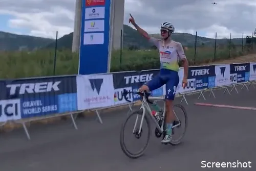 Niki Terpstra bij zijn overwinning in de Gravel World Series. De Nederlander is er op het WK niet bij, omdat hij dan afscheid neemt als profrenner in Parijs-Tours.