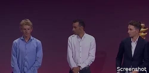 Koen Bouwman naast Vincenzo Nibali en Jai Hindley op het podium tijdens de parcours presentatie van de Giro d'Italia 2023
