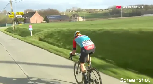 De Lie komt ten val en moet alleen de achtervolging op het peloton inzetten.