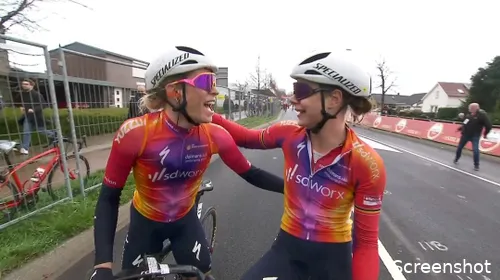 Demi Vollering en Lotte Kopecky die samen juichen: een beeld dat we dit seizoen regelmatig zagen