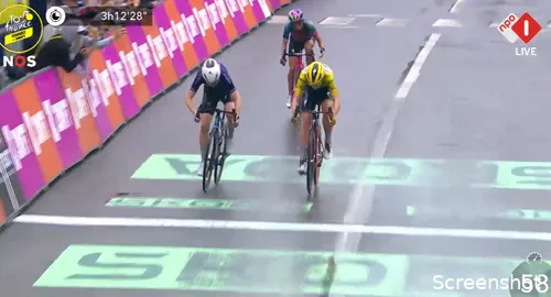 The sprint between Pieterse and Vollering, with the beaten Niewiadoma behind....