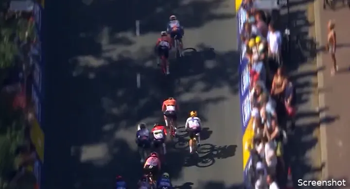 One more time the photo of the moment Wiebes sees that her bike is broken