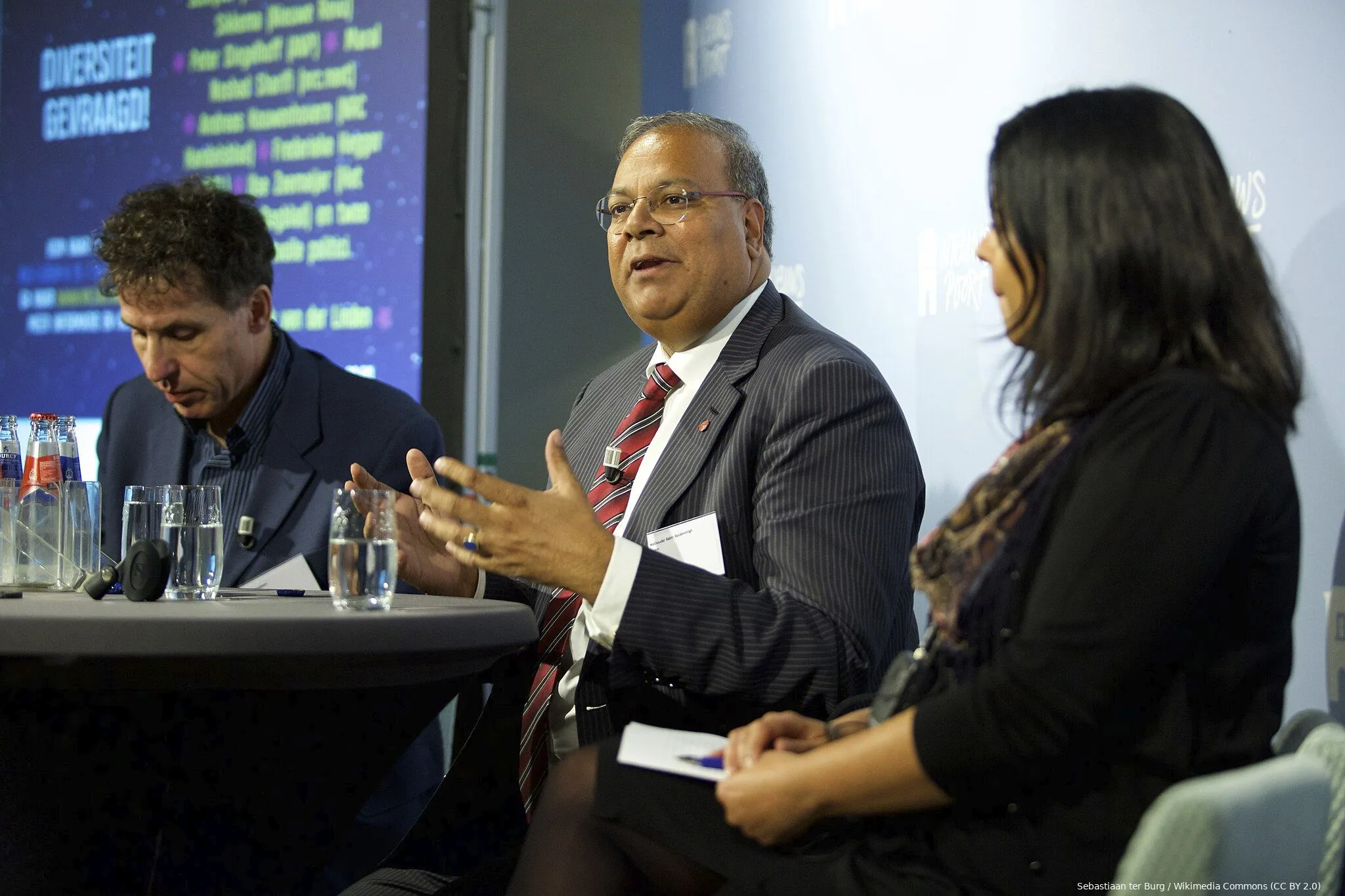 rabin baldewsingh wethouder gemeente den haag bij de nvj nacht van de journalistiek 2015 21133092454