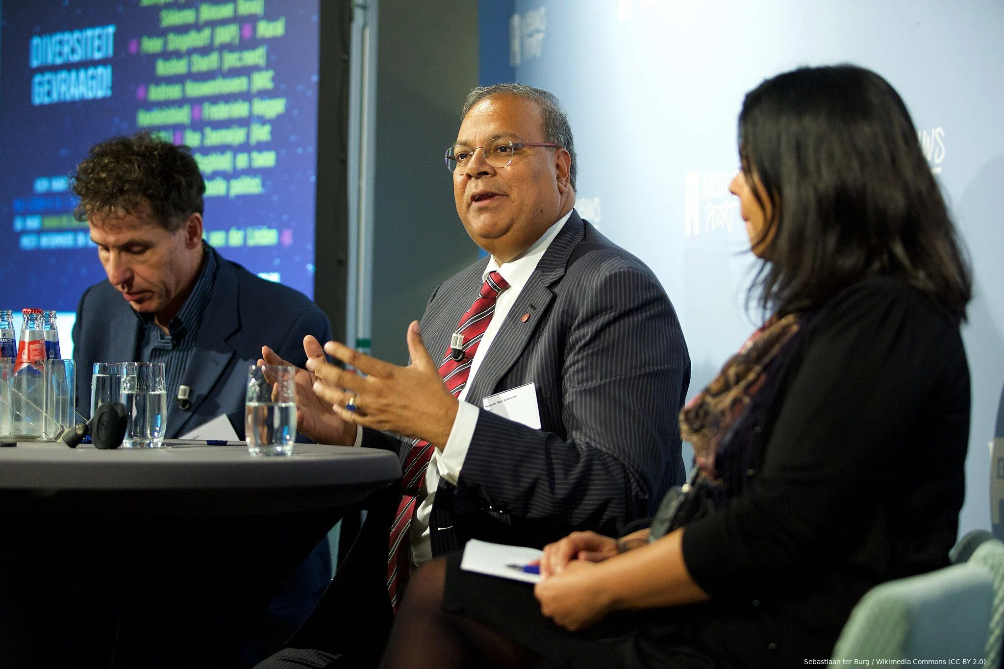 2048px rabin baldewsingh wethouder gemeente den haag bij de nvj nacht van de journalistiek 2015 21133092454