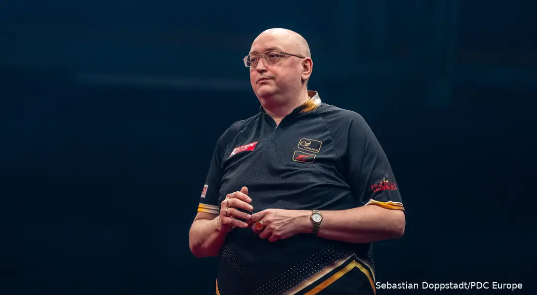 Andrew Gilding looking on