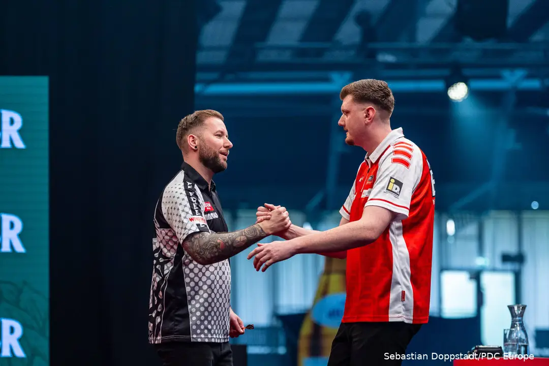 Danny Noppert and Niko Springer shaking hands.