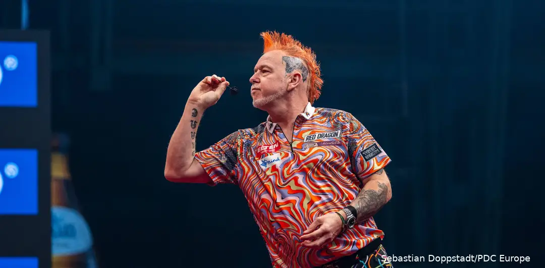 Peter Wright throwing the dart