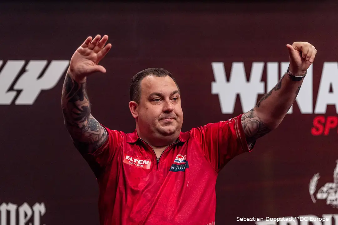 Kim Huybrechts waves to the crowd