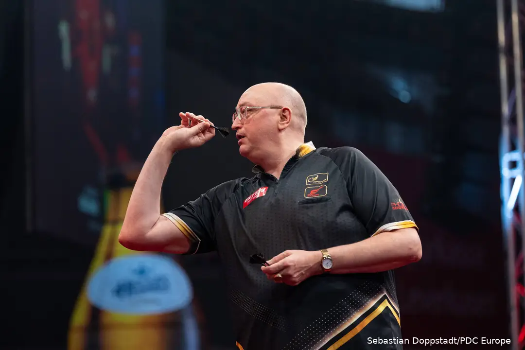 Andrew Gilding throws dart.