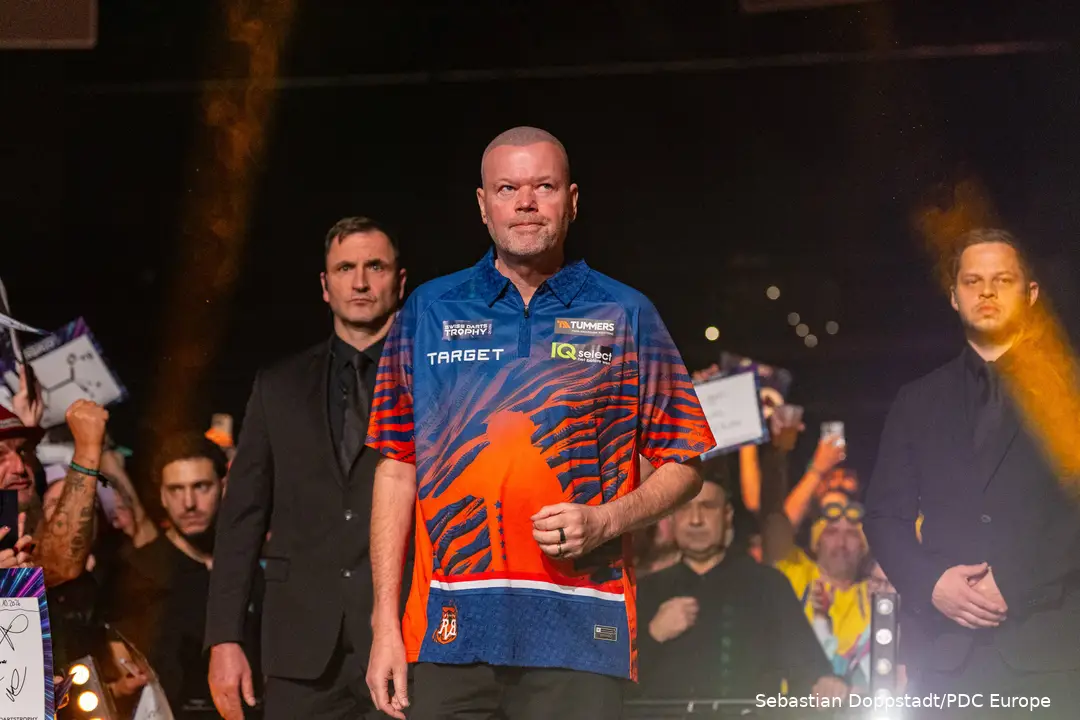 Raymond van Barneveld during his walk-on.