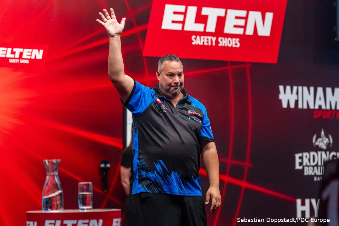 Jermaine Wattimena grüßt das Publikum