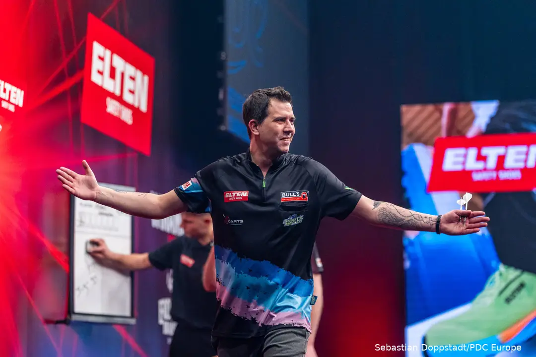 Michael Unterbuchner feiert nach seinem 6:5-Decidersieg gegen William O’Connor emotional mit den Fans im Sindelfinger Glaspalast seinen zweiten European-Tour-Erfolg