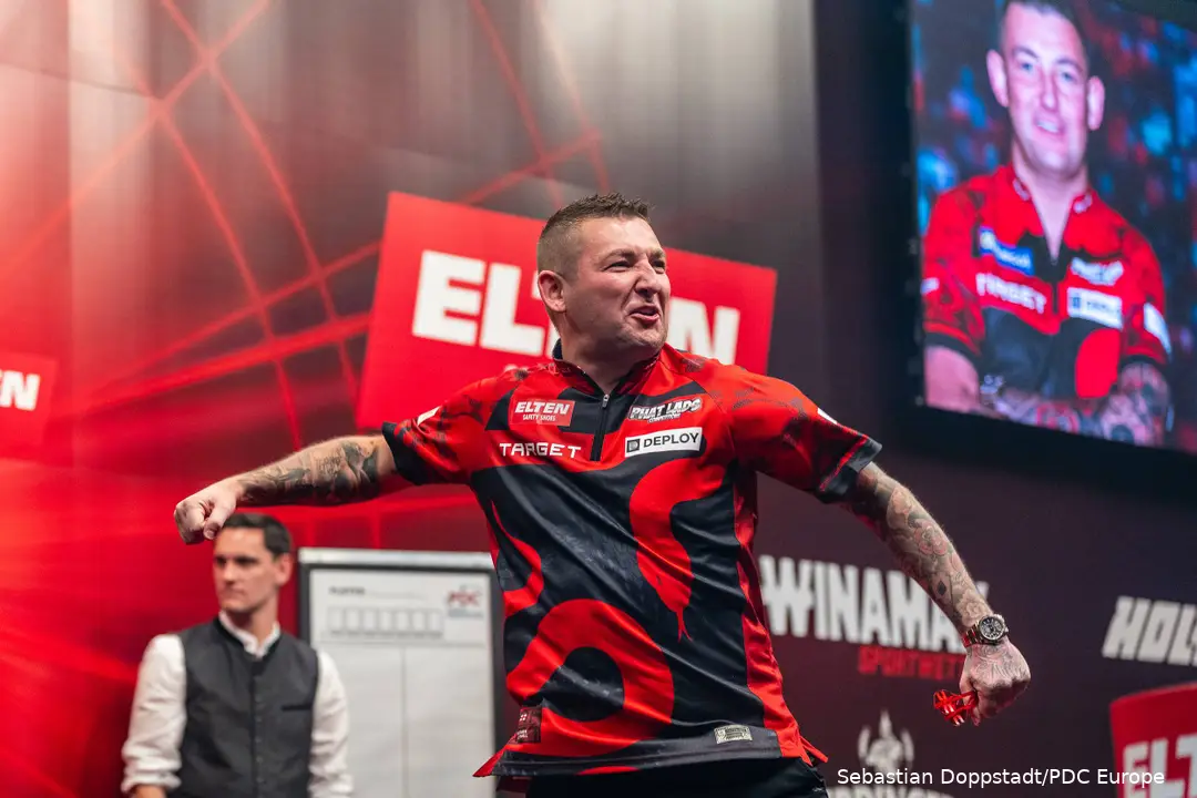 Nathan Aspinall als Champion in München.