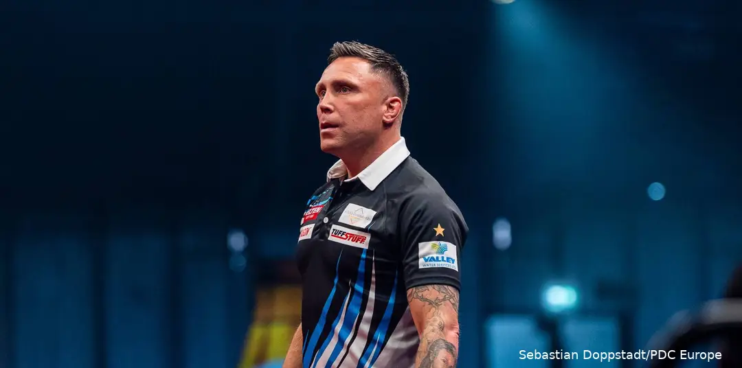 Gerwyn Price schaut aufmerksam.