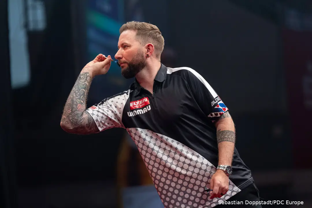 Danny Noppert wirft einen Dart.