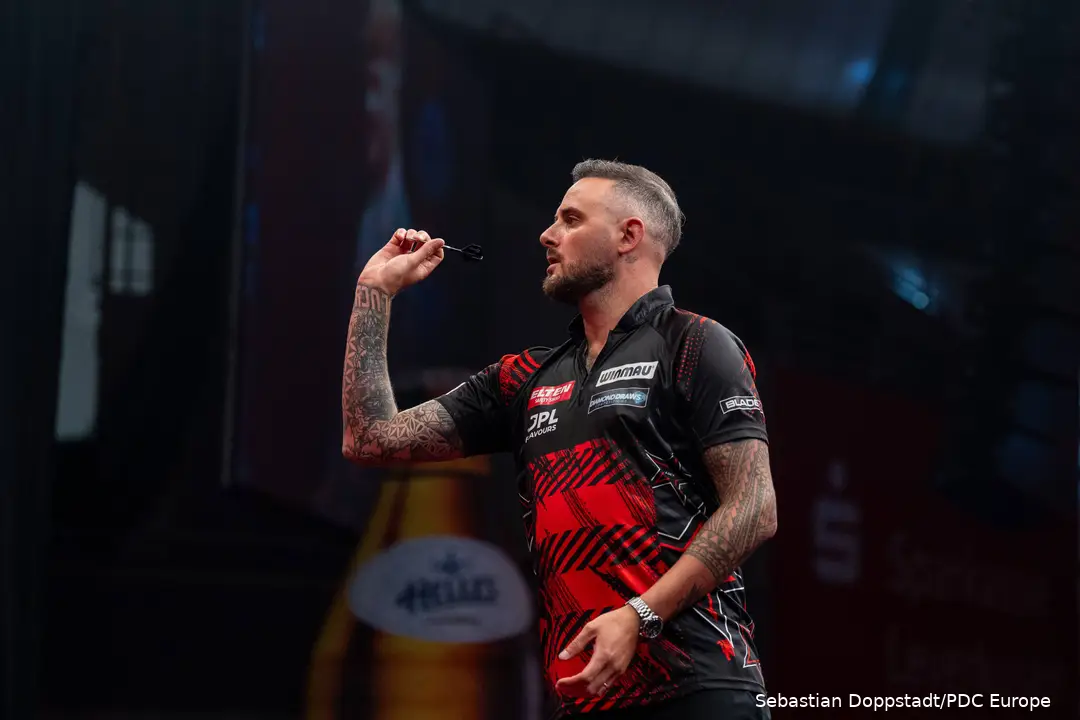 Joe Cullen wirft einen Dart.