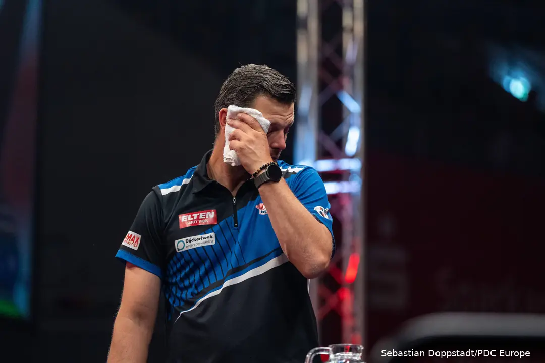 Maik Kuivenhoven wischt sich mit einem Handtuch den Kopf ab.