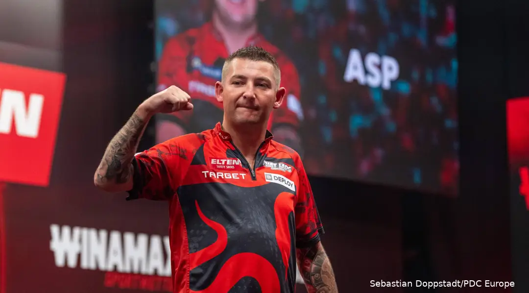 Nathan Aspinall jubelt.